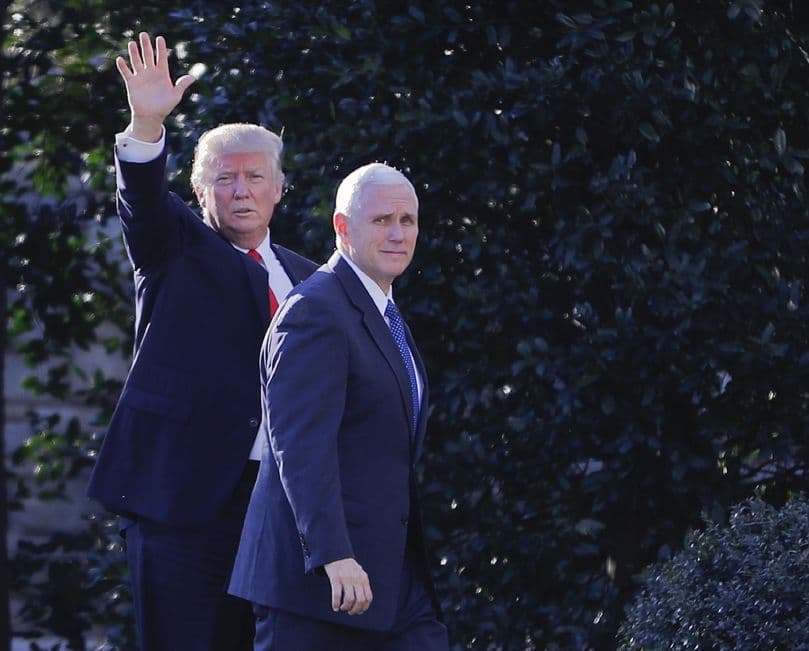 Americký prezident Donald Trump (vlevo) a Mike Pence.