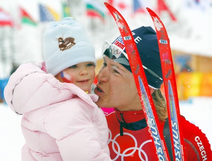 Kateřina Neumannová s dcerou Lucií po slavném vítězství.