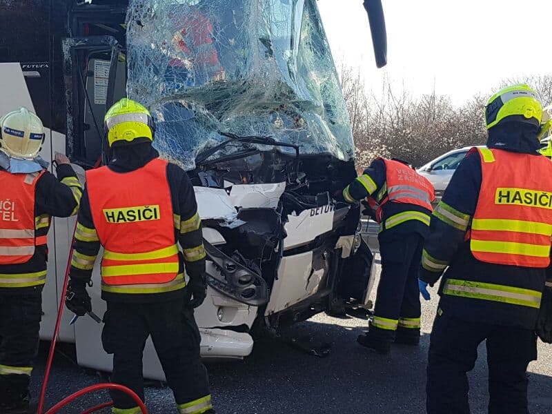 Dvě nákladní auta se srazila s autobusem. 