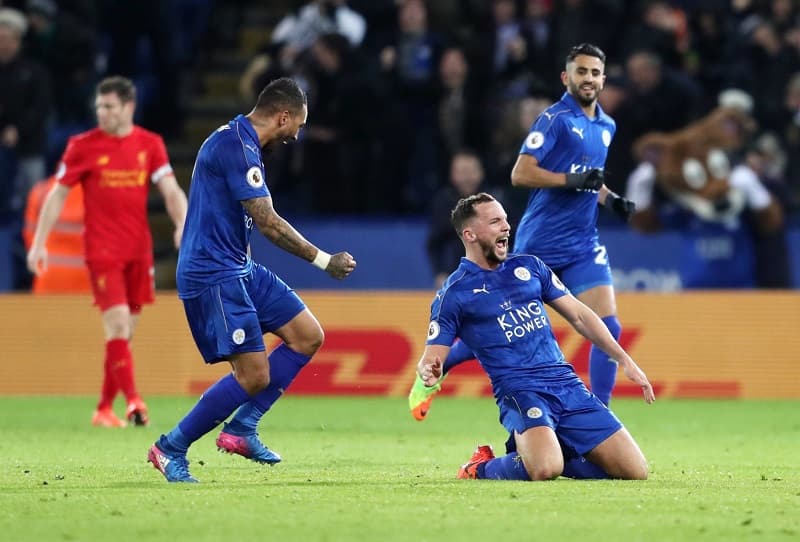 Danny Drinwater z Leicesteru (vpravo) slaví gól do sítě Liverpoolu.