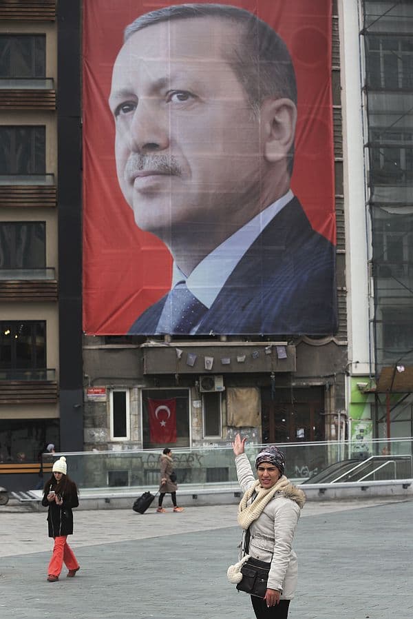 Podobizna tureckého prezidenta Recepa Tayyipa Erdogana na istanbulském náměstí.