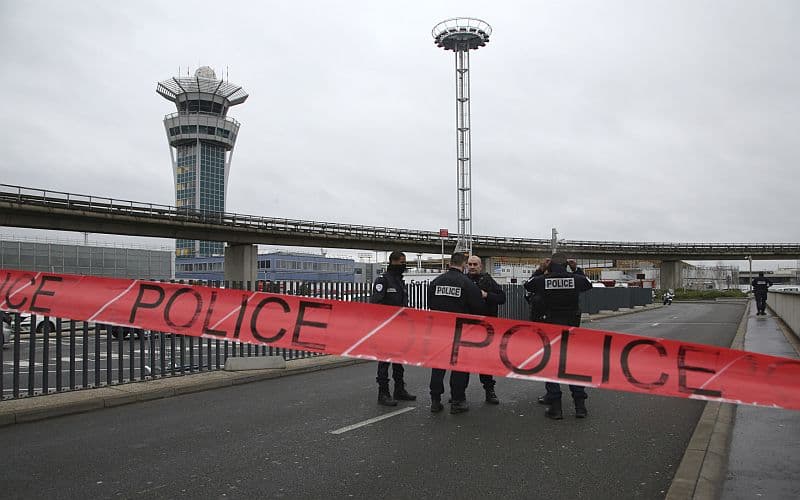 Francouzská policie na místě zásahu před pařížským letištěm.