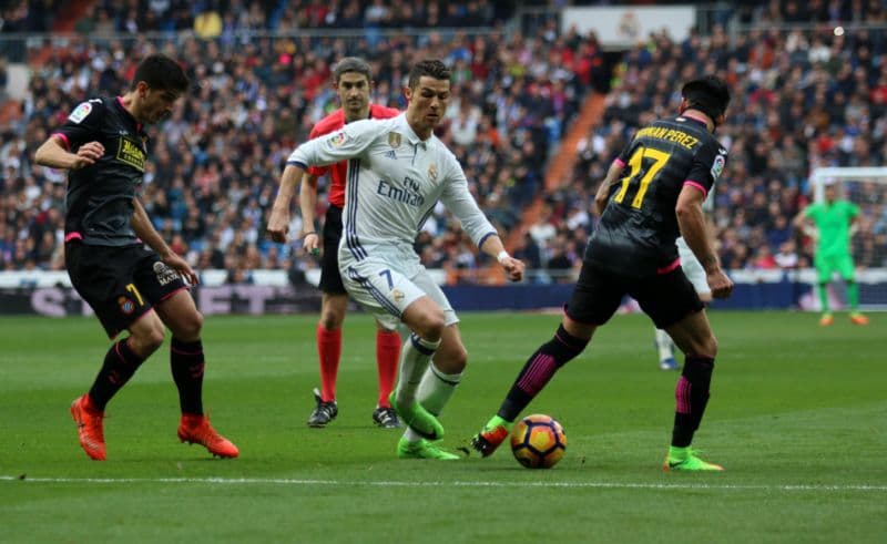 Cristiano Ronaldo v dresu Realu Madrid při jednom ze zápasů (ilustrační foto).