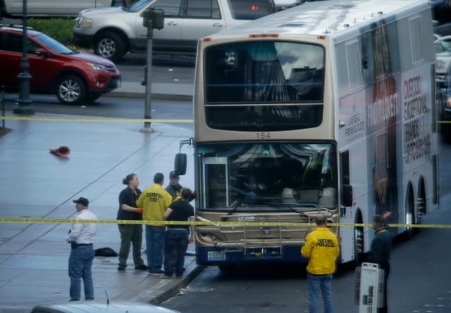 Autobus, ve kterém se útočník zabarikádoval.