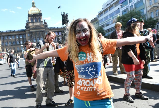 Demonstraci proti vyklizení squatu Cibulka a policejním represím uspořádalo v květnu 2015 na Václavském náměstí v Praze Autonomní sociální centrum Klinika.