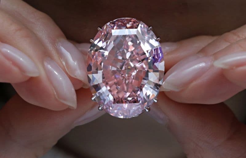 Vzácný diamant Pink Star (Růžová hvězda) se v aukci prodal za neuvěřitelných 71,2 milionu dolarů.