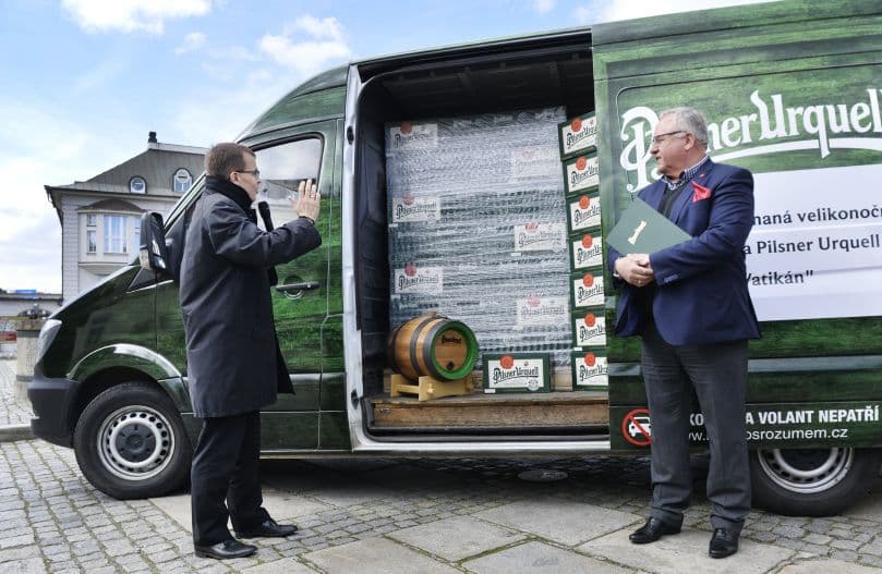 Velikonoční požehnaná várka piva Pilsner Urquell vyjela 6. dubna z bran Plzeňského Prazdroje do Vatikánu. Zásilku letos doplnil třiceticentimetrový zvon vážící deset kilogramů, k jehož výrobě se používá plzeňské pivo. Pivu požehnal před odjezdem plzeňský biskup Tomáš Holub (vlevo), vpravo přihlížel sládek Václav Berka.