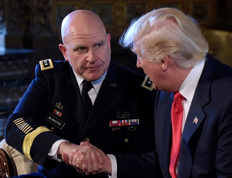 Poradce pro národní bezpečnost Herbert McMaster s americkým prezidentem Donaldem Trumprem (vpravo).