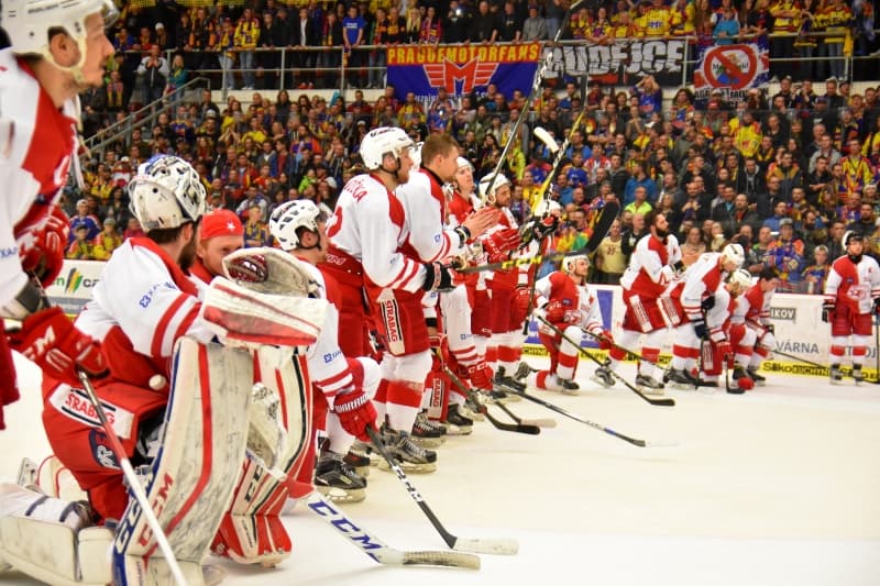 Komplikovaná situace hokejové Slavie se prodlužuje.