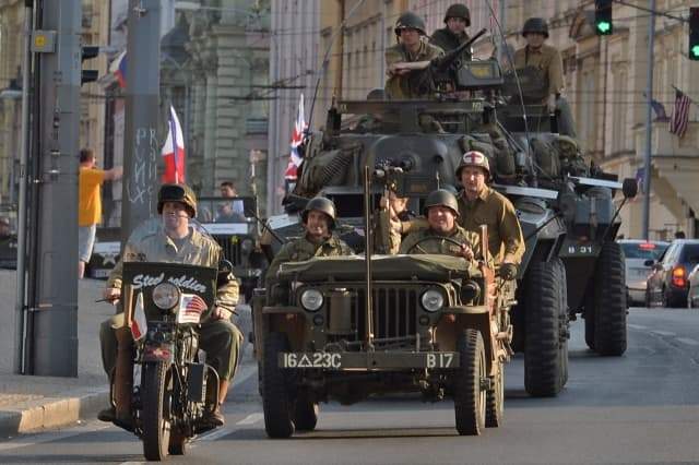 Jízda vojenských historických vozidel s veterány v rámci plzeňských Slavností svobody.