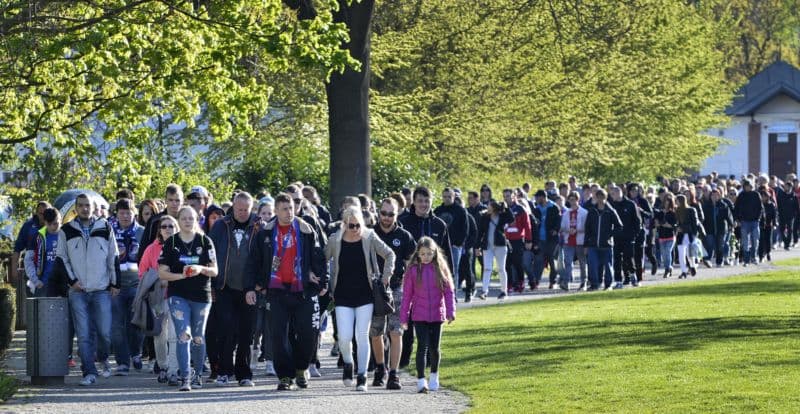 Tři sta lidí v pochodu za Františka Rajtorala, který se oběsil v Turecku.