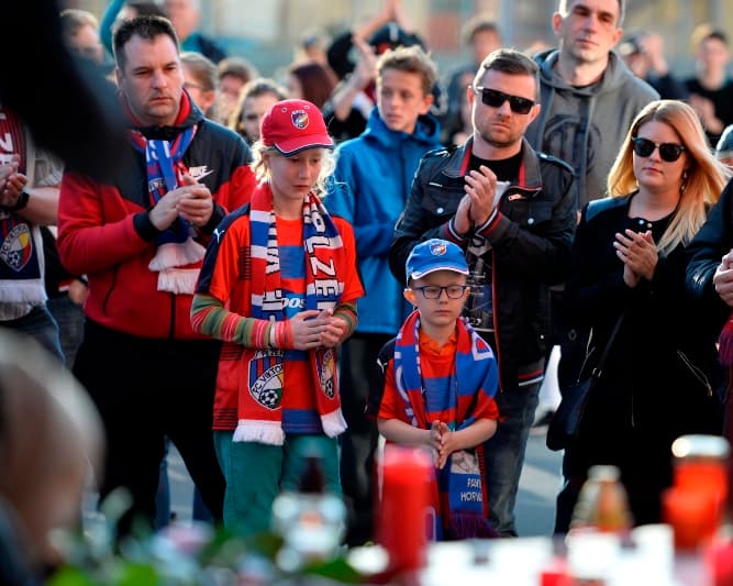 Na Františka Rajtorala chodí k plzeňskému stadionu vzpomínat stovky lidí.