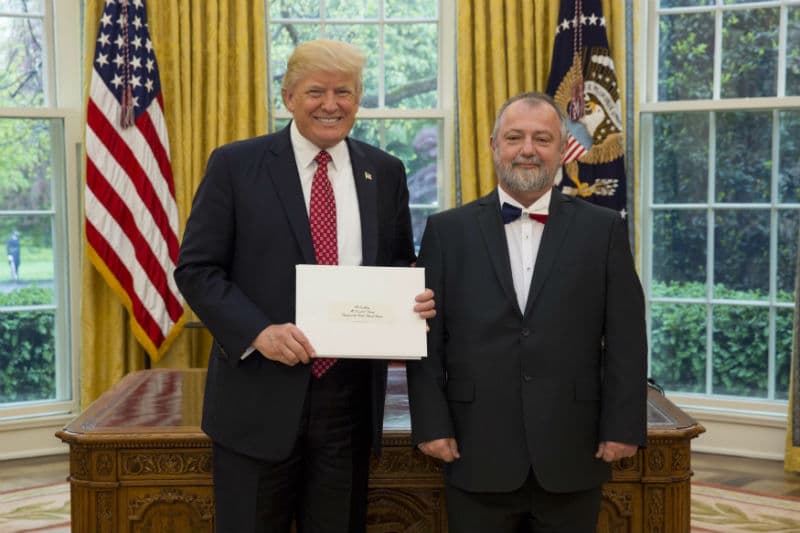 Hynek Kmoníček předal Donaldu Trumpovi pověřovací listiny. 