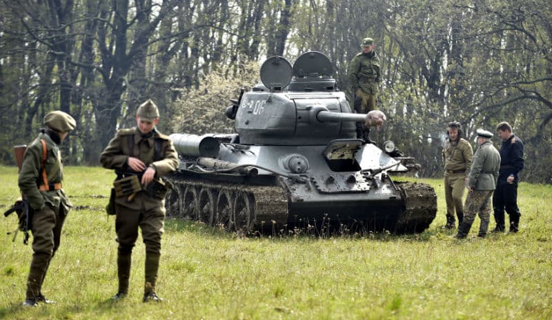 Desítky tun vážící tank T-34 byl lákadlem pro diváky sobotní rekonstrukce bitvy z konce druhé světové války ve Strání na Uherskohradišťsku. 