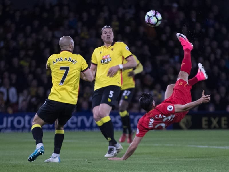 Turecký fotbalista Liverpoolu Emre Can střílí vítěznou branku.