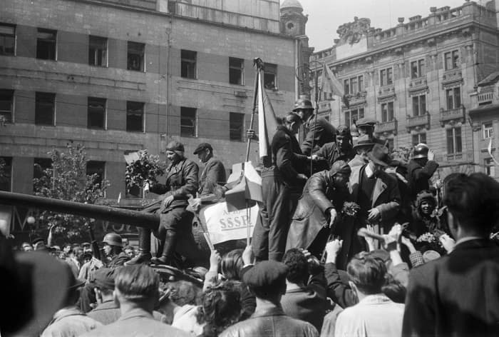 Družba Pražanů s rudoarmějci v květnu roku 1945.