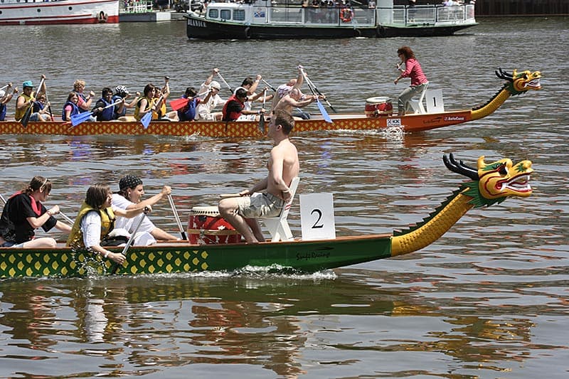 Pražské Žluté lázně hostí o víkendu závody dračích lodí i závody v paddleboardingu.