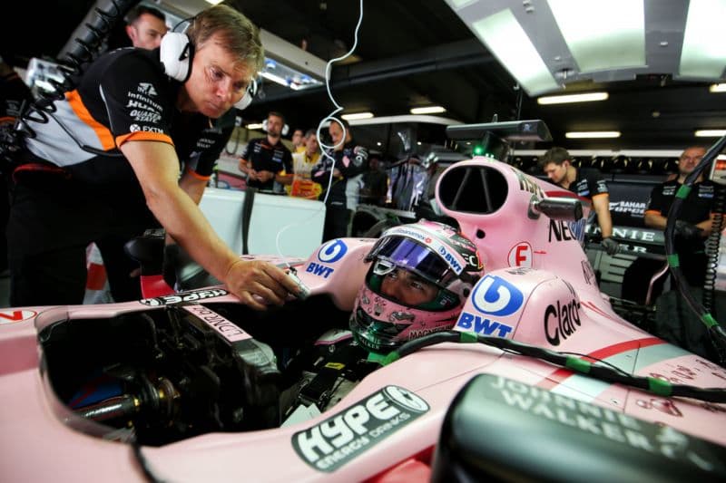 Monopost a pracovníci stáje Force India. 