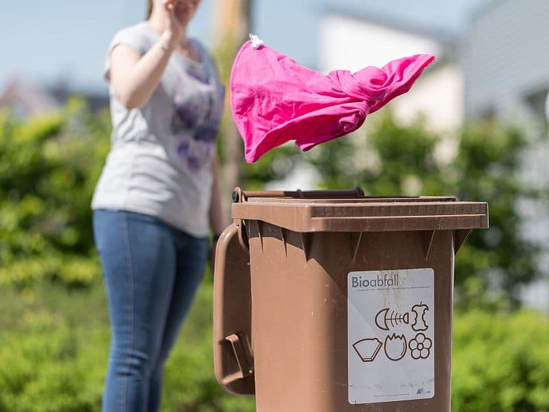 Trička jsou z biobavlny, použity na ně byly nejedovaté barvy. Při jejich vzniku se dbalo na optimální užití energií a vody, stejně jako na zdraví těch, kteří je vyrábějí.