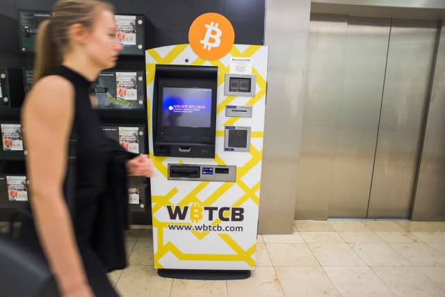 Bankomat na výměnu korun za bitcoiny v obchodním centru Arkády Pankrác v Praze.