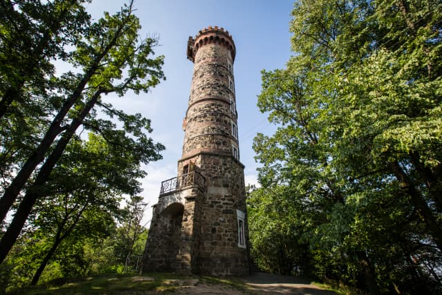 Rozhledna na kopci v Krnově-Cvilíně na Bruntálsku.