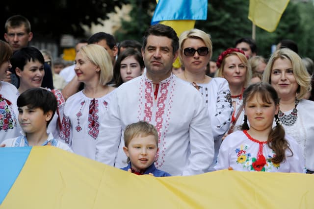 Centrem Prahy prošel 21. května pochod ve vyšívaných krojích pořádaný sdružením Ukrajinců v ČR Berehyňa.