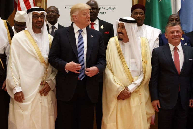 Americký prezident Donald Trump mluví se saúdskoarabským králem Salmánem ibn Abdalem Azízem (uprostřed) na arabsko-americkém summitu v Rijádu.