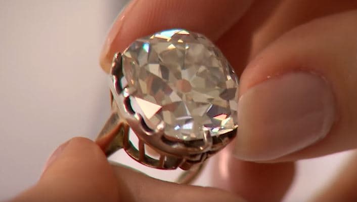 Kámen zasazený ve zlatém kroužku je ve skutečnosti hodnotný bílý diamant.