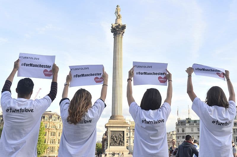 Britové v Londýně vyjadřují solidaritu s oběťmi útoku v Manchesteru.