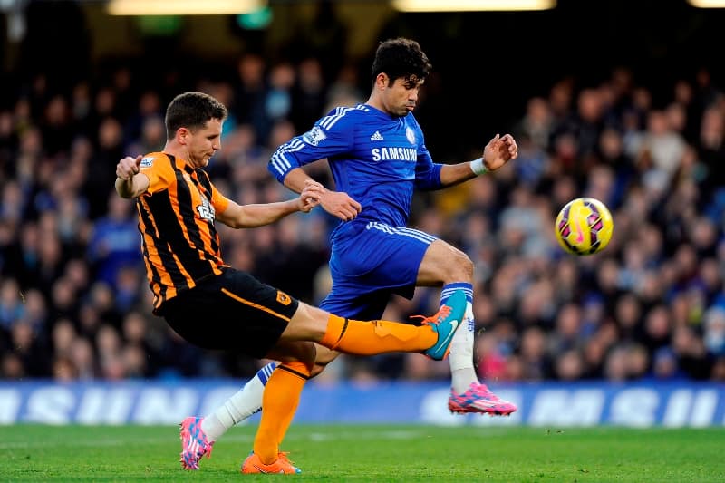 Alex Bruce (vlevo) v souboji s útočníkem Chelsea Diegem Costou.