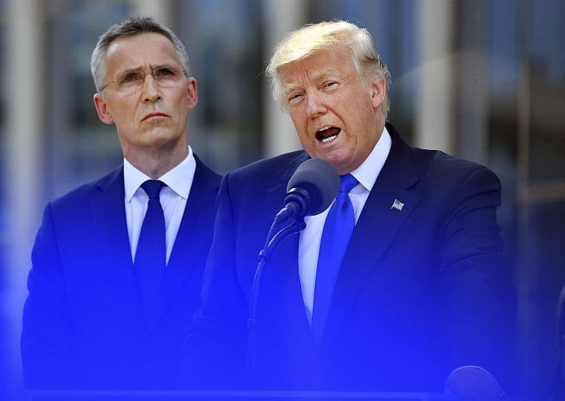 Generální tajemník NATO Jens Stoltenberg (vlevo) a americký prezident Donald Trump.