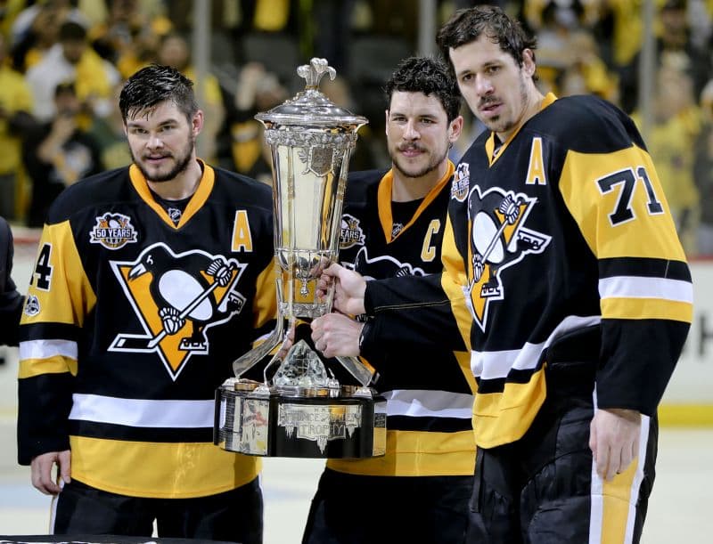 Hokejisté Pittsburghu s trofejí za triumf ve Východní konferenci NHL.