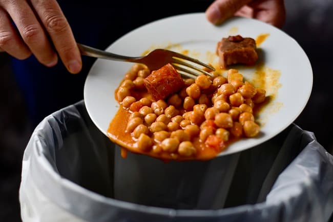 Proti plýtvání jídlem se snaží bojovat asijská restaurace. 