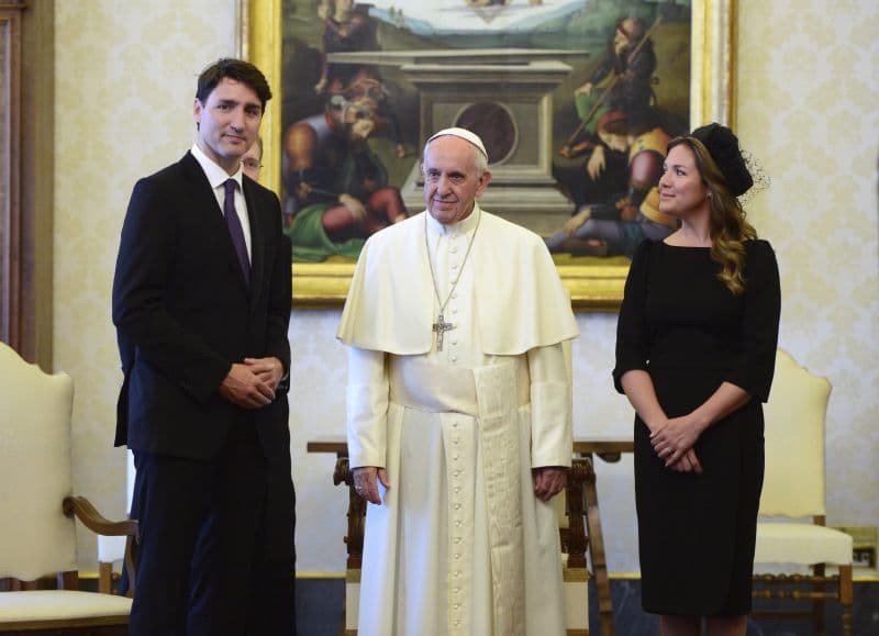 Kanadský premiér Justin Trudeau s manželkou a papež František (uprostřed).