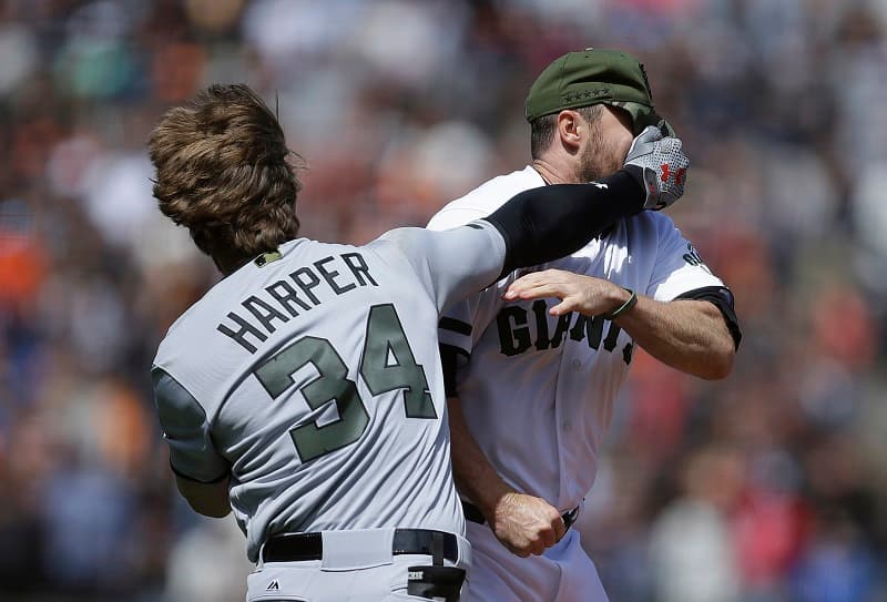 Bryce Harper atakuje svého soupeře Huntera Stricklanda