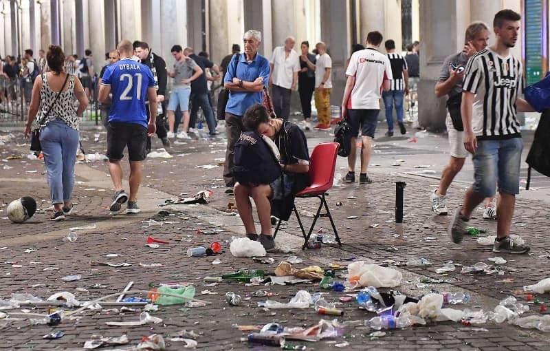 Centrum Turína po výbuchu zábavní pyrotechniky.