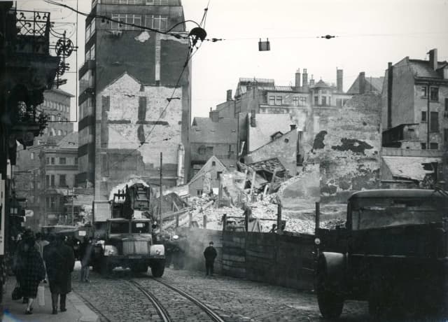  Archivní fotografie zachycuje demolici budov v Revoluční ulici.