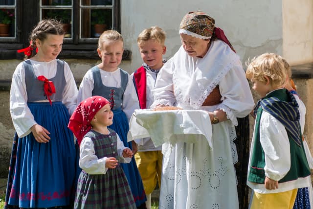 Návštěvníci Ratibořického údolí se například na Starém bělidle setkají s babičkou a vnoučaty.