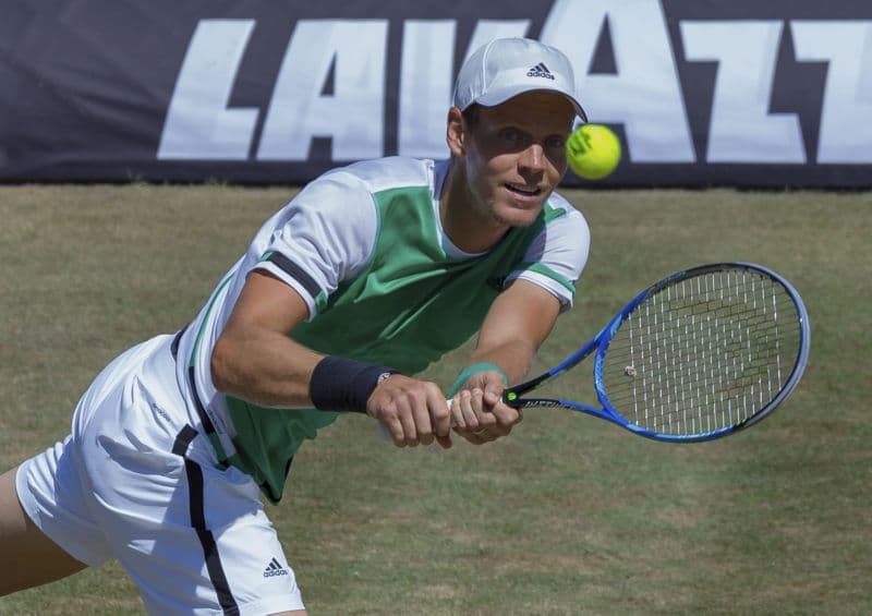 Tomáš Berdych na trávě na turnaji ve Stuttgartu.