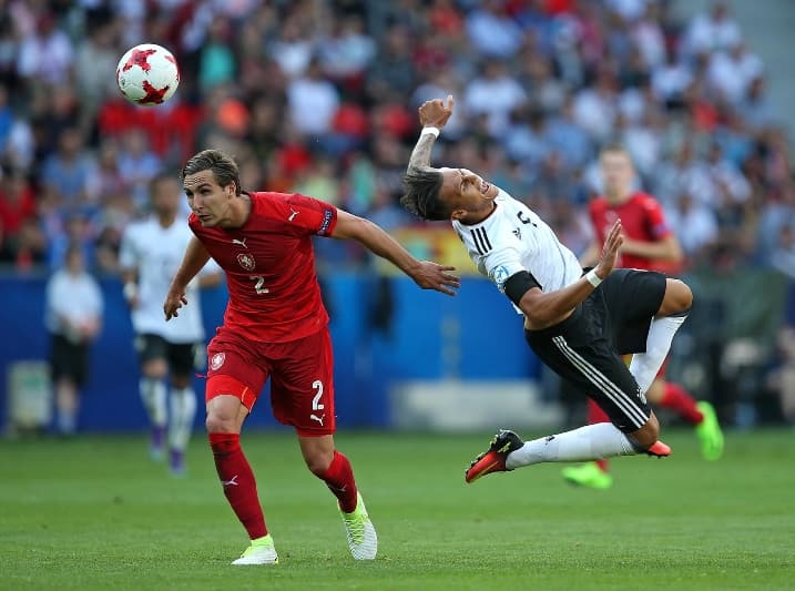 Stefan Simič řídil českou obranu, dvěma brankám do sítě lvíčat však nezabránil.