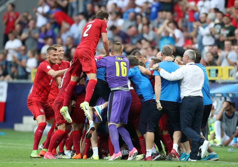 Čeští fotbalisté oslavují branku Michala Lüftnera proti Itálii.