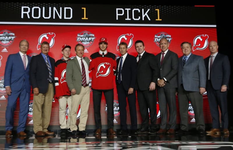 Jednička draftu Nico Hischier v dresu Devils. 