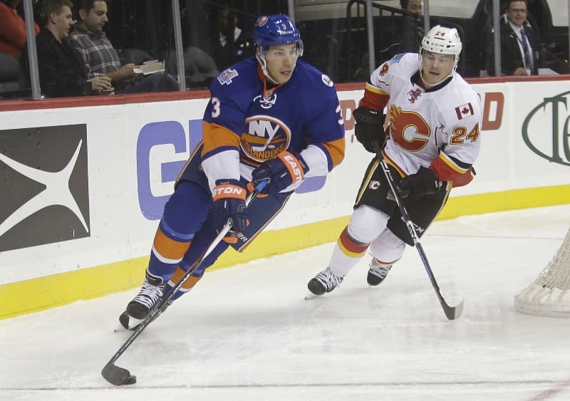 Travis Hamonic v dresu New Yorku Islanders. Odteď je to již minulost. 