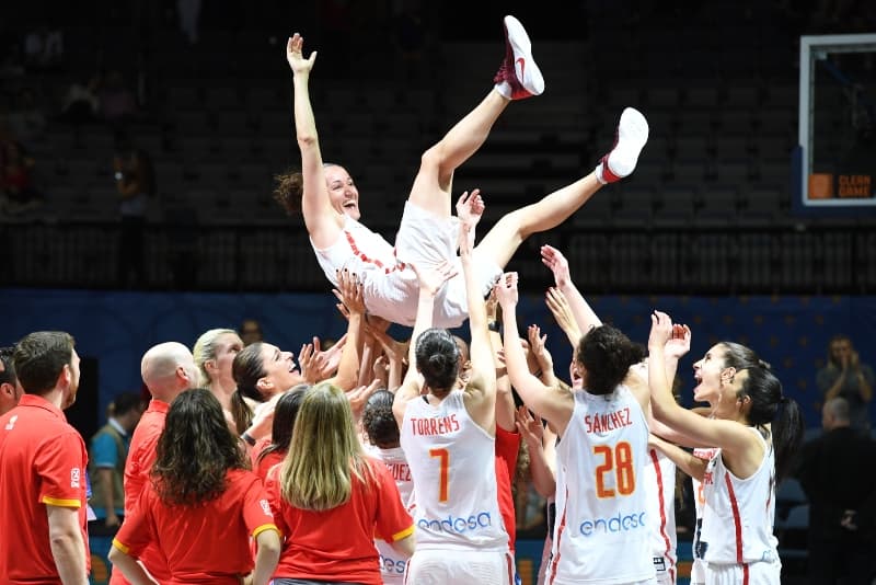 Basketbalistky Španělska po vítězství na evropském šampionátu.