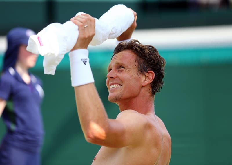 Český tenista Tomáš Berdych se raduje z postupu do třetího kola Wimbledonu