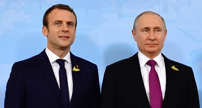 Francouzský prezident Emmanuel Macron (vlevo) a ruský prezident Vladimir Putin.