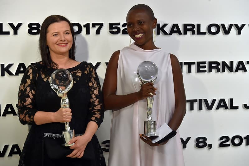 Předáním cen vyvrcholil 8. července 52. ročník Mezinárodního filmového festivalu Karlovy Vary. Cenu za nejlepší ženský herecký výkon převzaly Jowita Budniková (vlevo) a Eliane Umuhireová ex-aequo za role ve filmu Ptáci zpívají v Kigali.