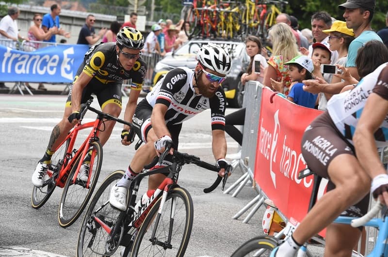 Cyklisté při jedné z letošních etap Tour de France. 