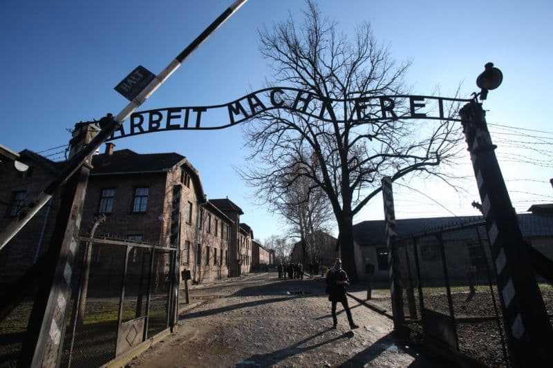 Osvětimské muzeum vystavilo i originál nápisu "Arbeit macht frei" (Práce osvobozuje).