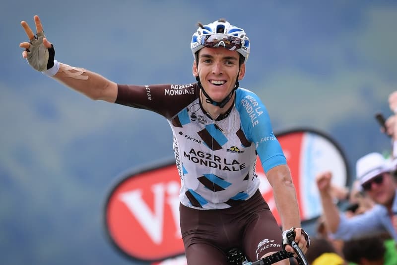 Romain Bardet sice vyhrál dvanáctou etapu, po jejím konci však musel čelit obvinění, že se napil v nedovolené zóně.